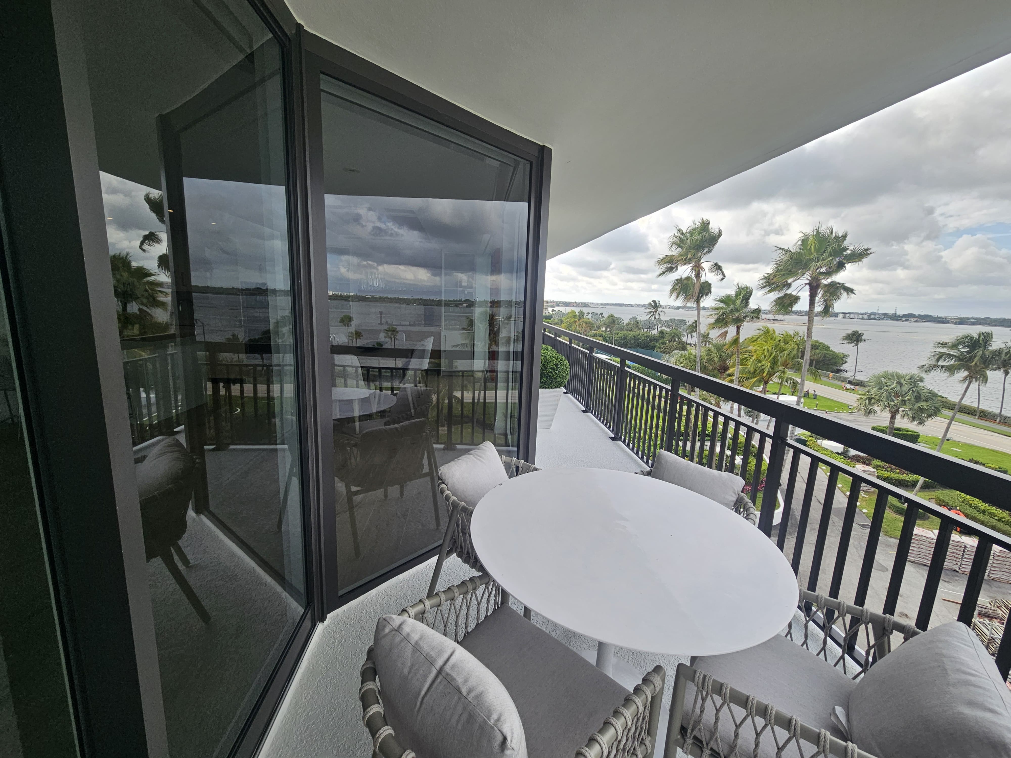Window cleaning Miami - luxury home with sparkling clean windows